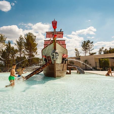 Mobile Homes Camping Santa Marina, Lanterna Tar-Vabriga Exteriér fotografie The pirate ship at the water park