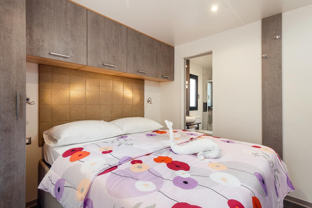 Mobile Homes Camping Santa Marina, Lanterna Tar-Vabriga Exteriér fotografie A bedroom in a static