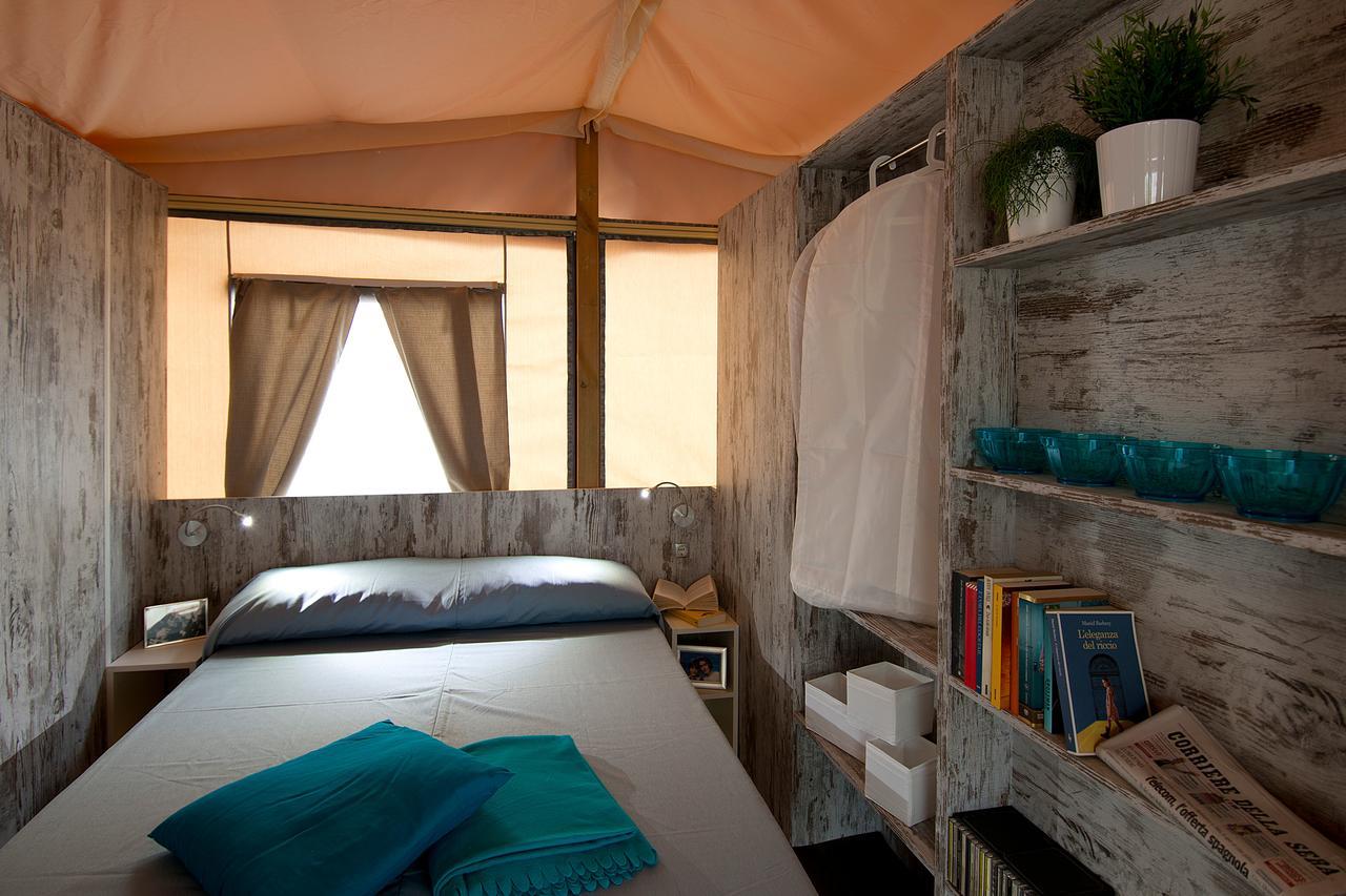 Mobile Homes Camping Santa Marina, Lanterna Tar-Vabriga Exteriér fotografie Interior of a Safari Lodge