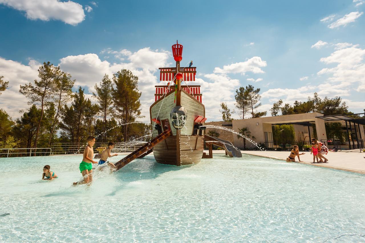 Mobile Homes Camping Santa Marina, Lanterna Tar-Vabriga Exteriér fotografie The pirate ship at the water park