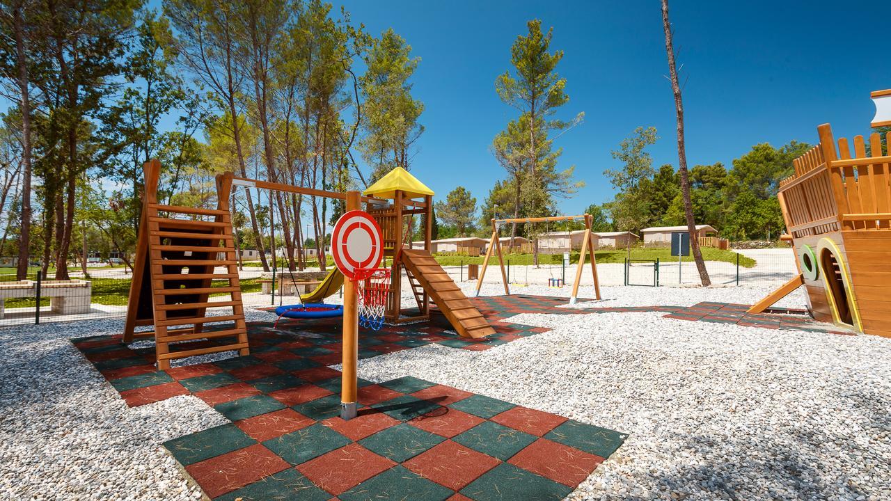Mobile Homes Camping Santa Marina, Lanterna Tar-Vabriga Exteriér fotografie Playground in the park