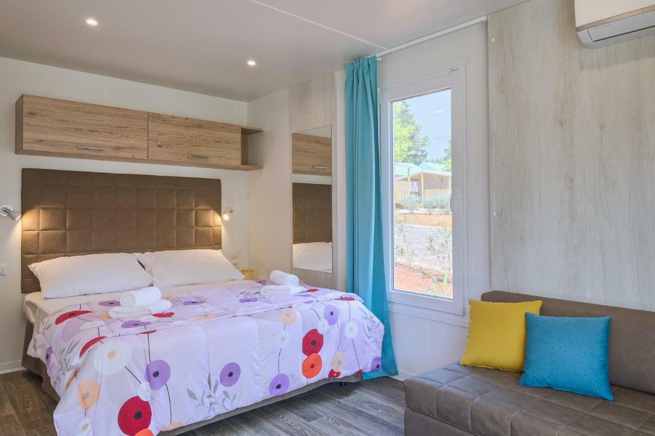 Mobile Homes Camping Santa Marina, Lanterna Tar-Vabriga Exteriér fotografie A bedroom in a mobile home