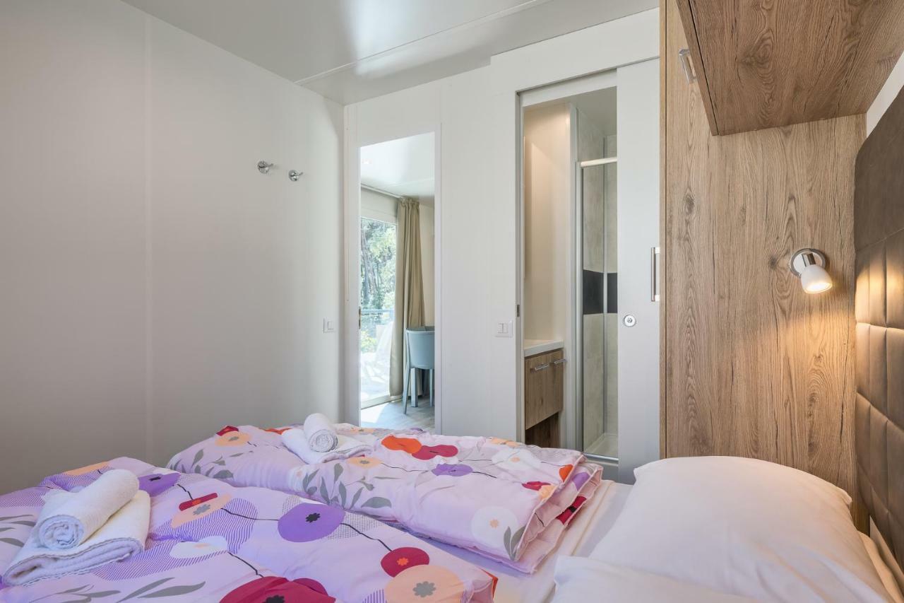 Mobile Homes Camping Santa Marina, Lanterna Tar-Vabriga Exteriér fotografie A bedroom in a mobile home