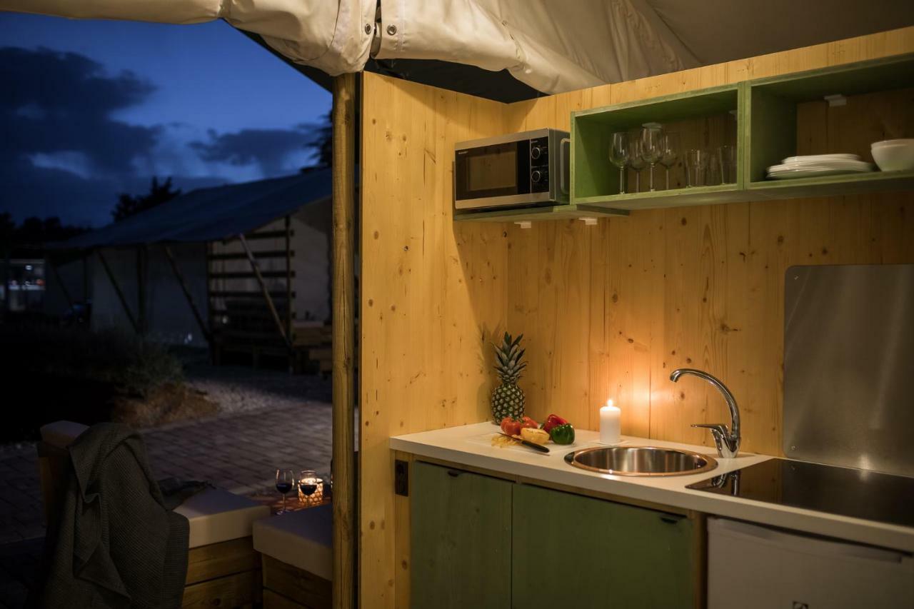 Mobile Homes Camping Santa Marina, Lanterna Tar-Vabriga Exteriér fotografie Kitchen in a Canvas Camp