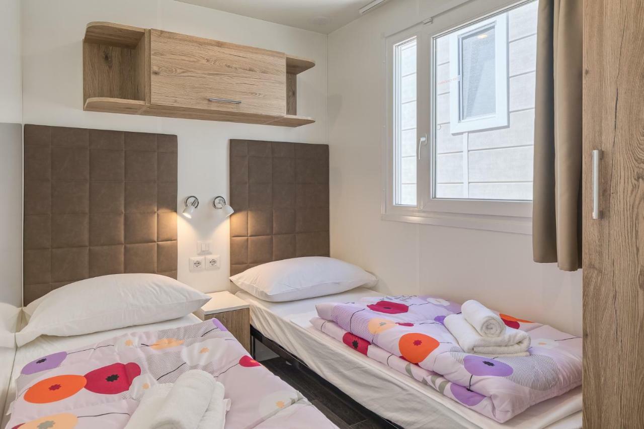 Mobile Homes Camping Santa Marina, Lanterna Tar-Vabriga Exteriér fotografie A bedroom in a mobile home