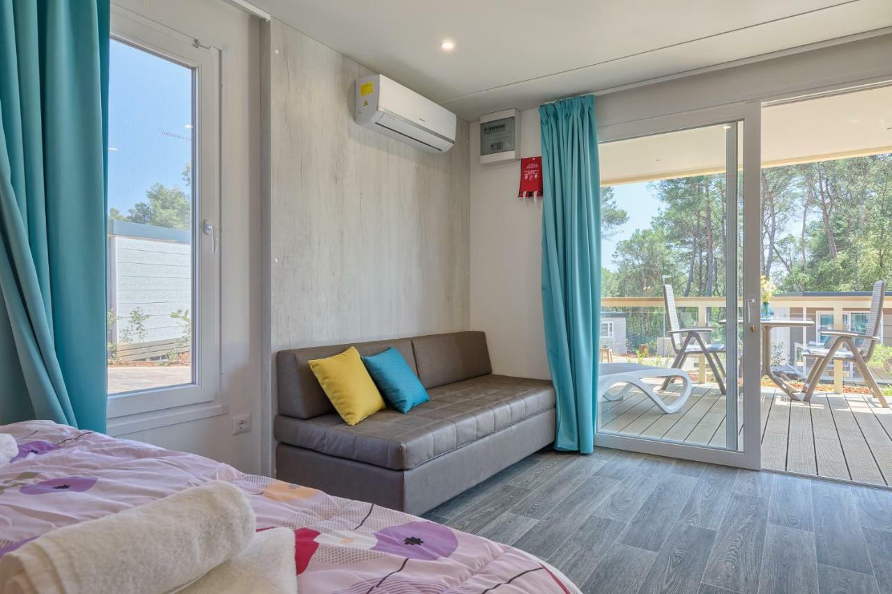 Mobile Homes Camping Santa Marina, Lanterna Tar-Vabriga Exteriér fotografie A living room in a mobile home
