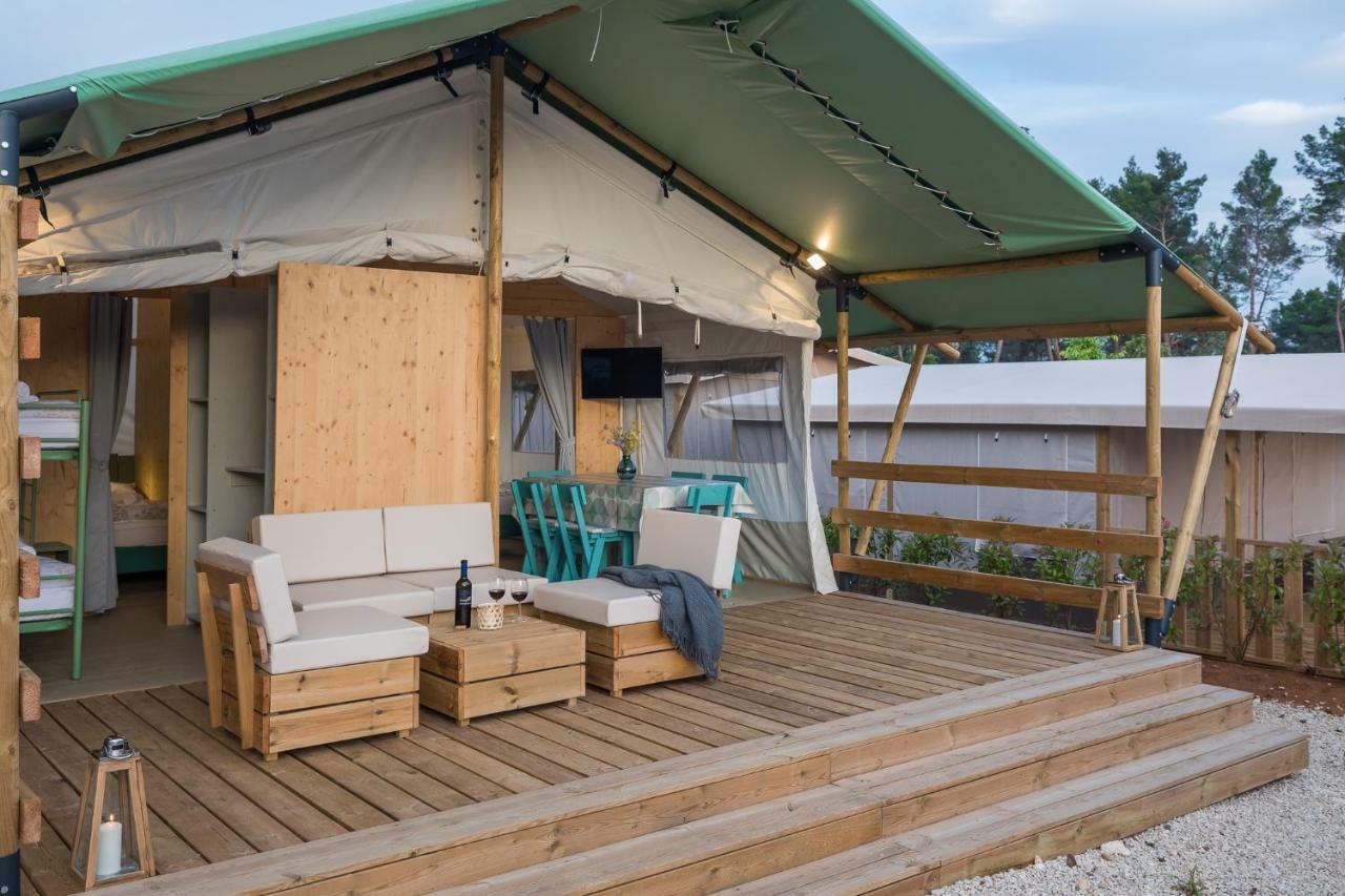 Mobile Homes Camping Santa Marina, Lanterna Tar-Vabriga Exteriér fotografie A mobile home in a campsite