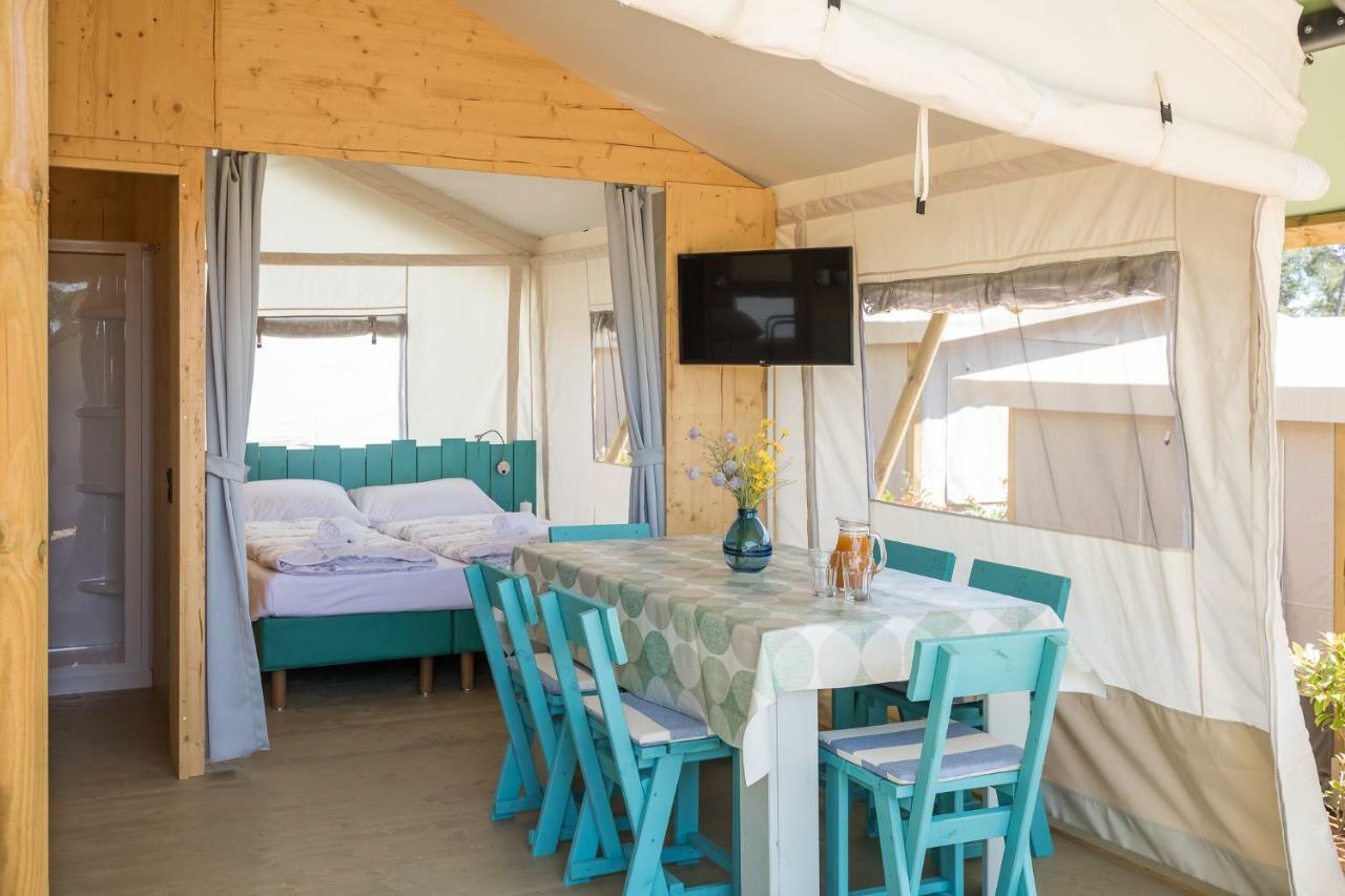 Mobile Homes Camping Santa Marina, Lanterna Tar-Vabriga Exteriér fotografie Interior of a safari tent
