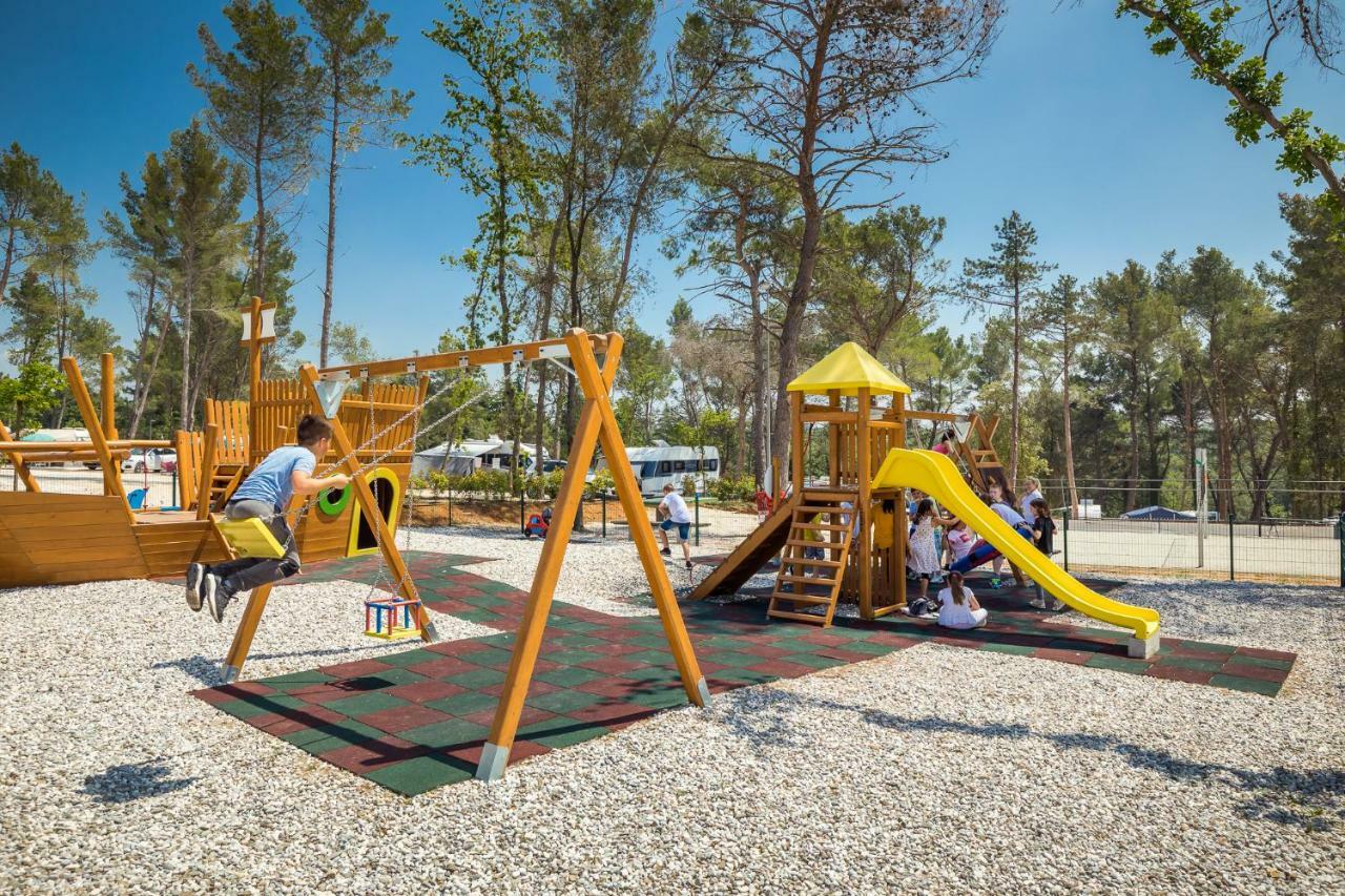 Mobile Homes Camping Santa Marina, Lanterna Tar-Vabriga Exteriér fotografie Playground in Spain