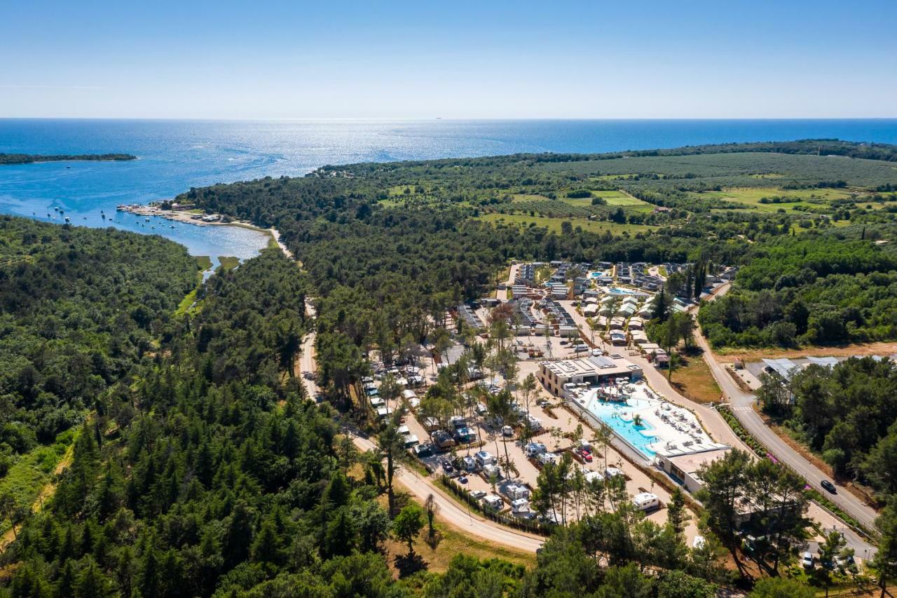 Mobile Homes Camping Santa Marina, Lanterna Tar-Vabriga Exteriér fotografie Aerial view of the resort