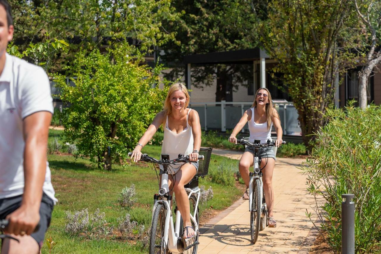 Mobile Homes Camping Santa Marina, Lanterna Tar-Vabriga Exteriér fotografie Cycling in the park